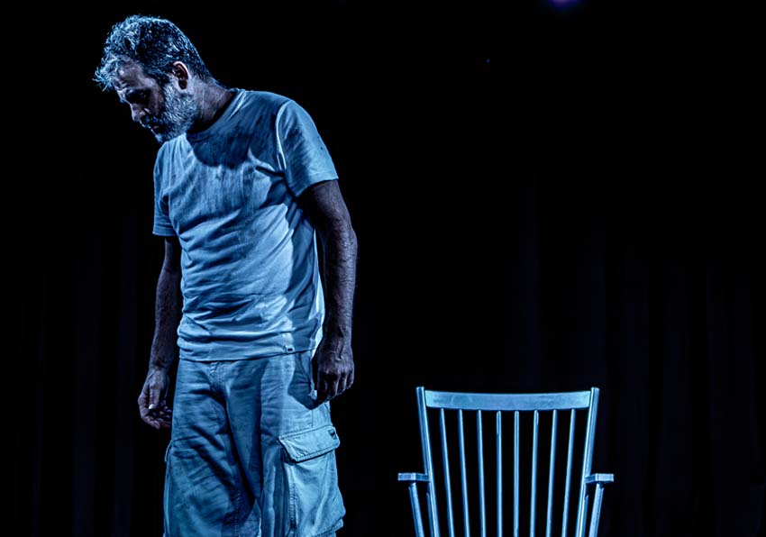 Un hombre y una silla en el escenario